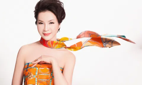 MC Thanh Mai đẹp bất chấp tuổi tác biến hóa với khăn lụa